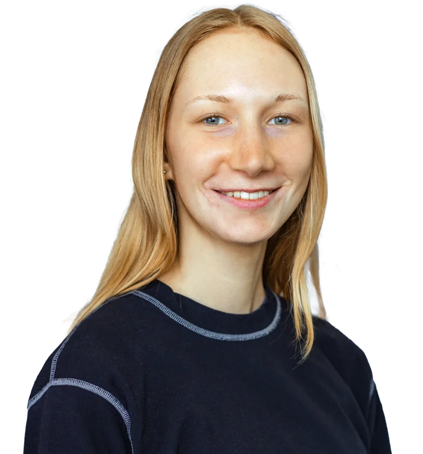 Porträt von Lisa, einer Auszubildenden zur Elektronikerin für Betriebstechnik im zweiten Lehrjahr, mit blonden Haaren und freundlichem Lächeln.