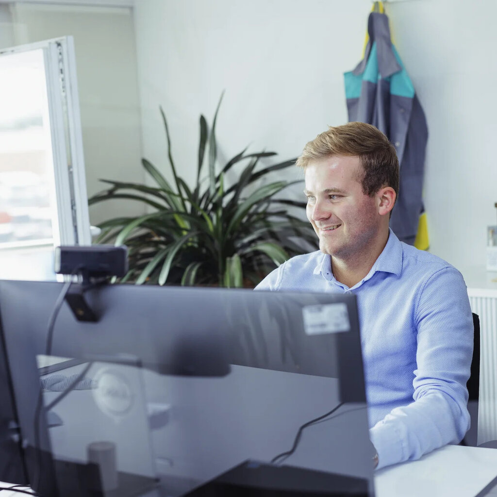 Mitarbeiter bei Verallia im Büro, arbeitet an einem Computer.