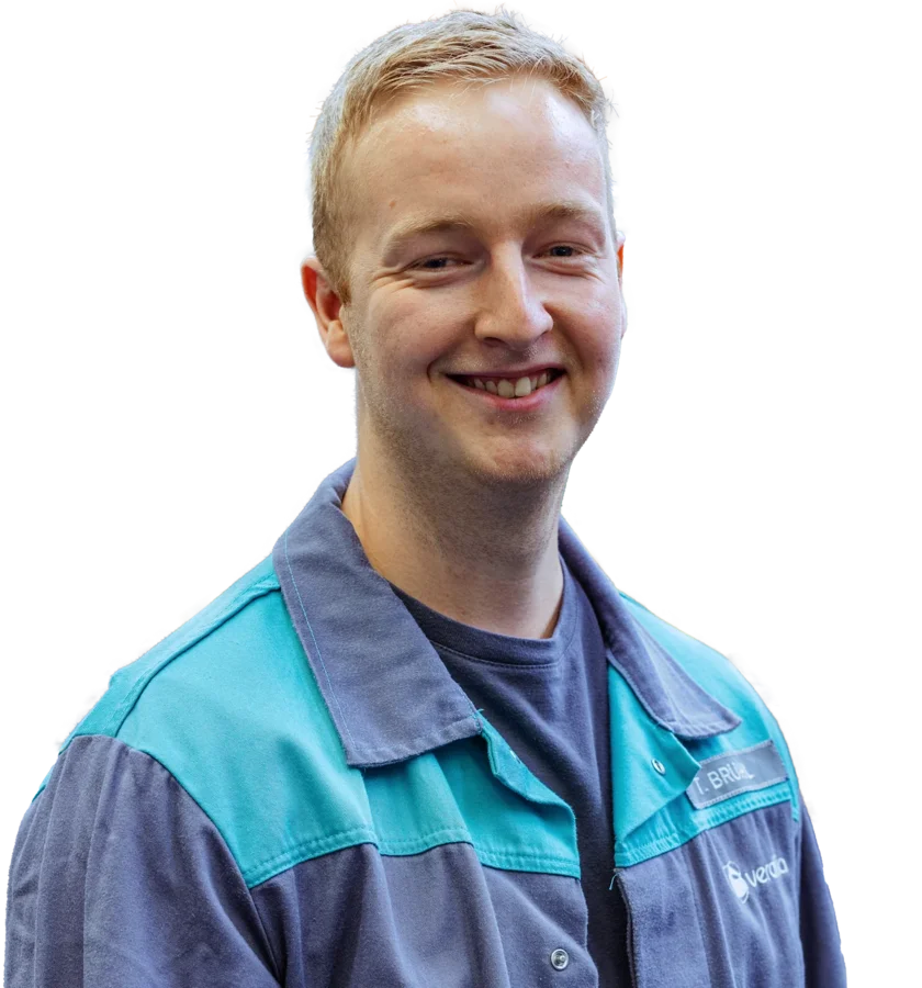 Tobias, Ausbildungsleiter im Werk Wirges, in Verallia-Arbeitskleidung, lächelt in die Kamera.